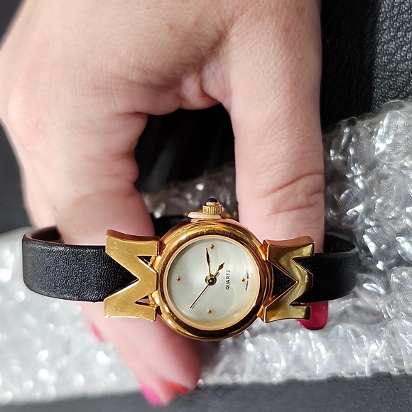 AVON GOLD and BLACK 'MOM' WRISTWATCH - Picture 1 of 4